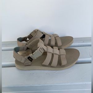 TEVA DORADO SANDALS!